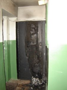 дверь после поджога
