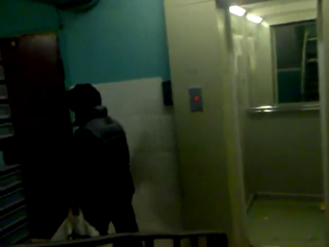 Анусова выходит из лифта