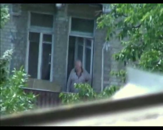 Дед вышел на балкон (скрытая камера)